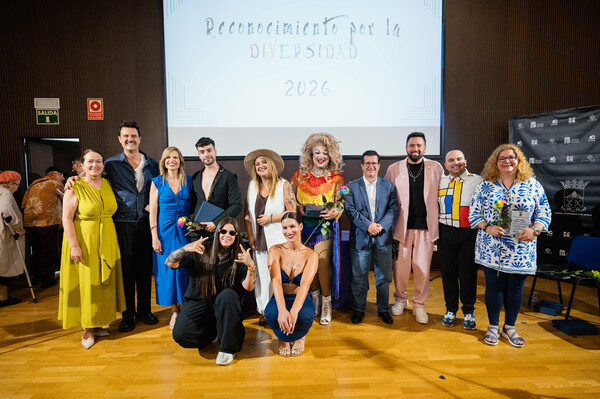 Arucas reconoce el compromiso con la diversidad y la igualdad en el Acto por la Diversidad 2026 Imagen de grupo con motivo del evento
