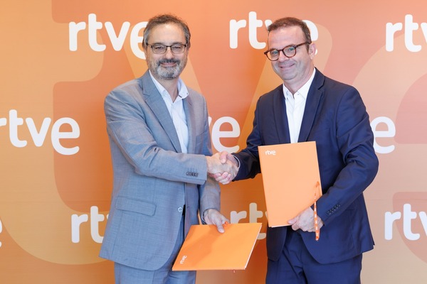 Las personas sordas tendrán un mayor acceso a la información gracias al refuerzo de la lengua de signos en RTVE Momento de la firma del convenio entre RTVE y CNSE