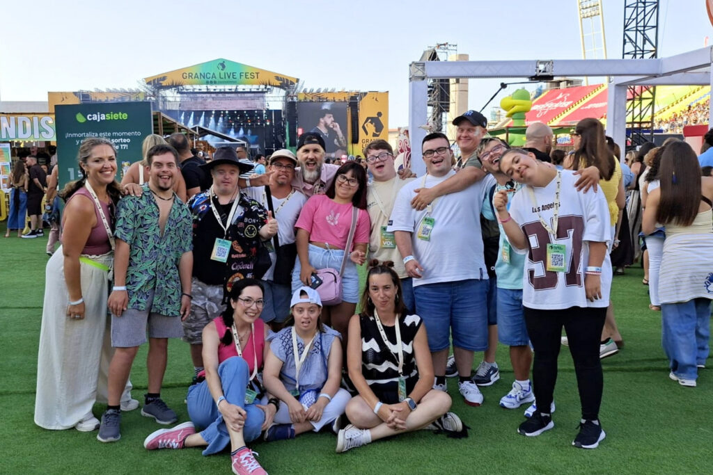 ADEPSI y Down Las Palmas fomentan la inclusión y accesibilidad en el Granca Live Fest Personas voluntarias de las asociaciones en el Granca Live Fest