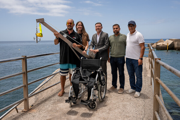 Una nueva grúa adaptada permitirá a personas con movilidad reducida disfrutar del buceo en Sardina Nueva grúa en Sardina para el buceo de personas con movilidad reducida