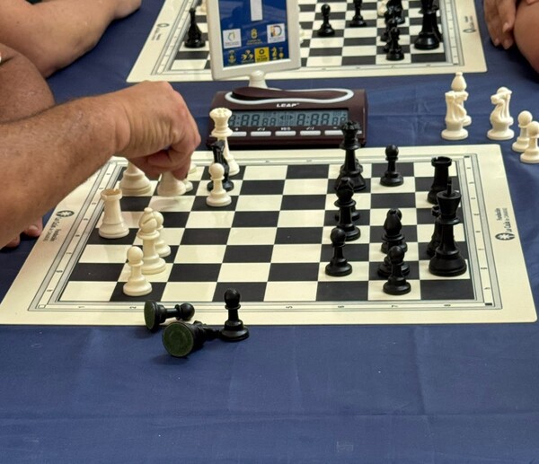 El ajedrez impulsa la inclusión y la rehabilitación de personas con problemas de salud mental en Gran Canaria Partida de ajedrez durante el torneo