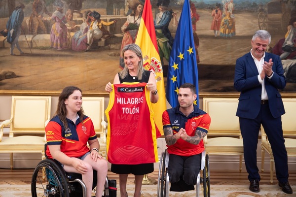 Milagros Tolón reconoce los éxitos del baloncesto español en silla de ruedas La ministra recibe la camiseta de la Selección
