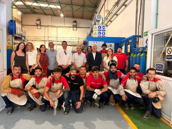 30 personas desempleadas se forman como soldadores y mecánicos de motos para acceder a un empleo en Gran Canaria Personas desempleadas de Gran Canaria durante una formación práctica de soldadura en un taller