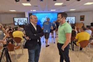 El programa LIKE ayuda a los jóvenes a cuidar su salud mental y prevenir el suicidio 1 Augusto Hidalgo y David Meca