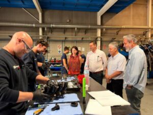 Personas desempleadas de Gran Canaria durante una formación práctica de soldadura en un taller