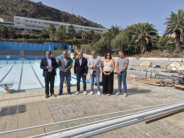 Las personas usuarias de las instalaciones deportivas de Guía contarán con un nuevo complejo más moderno y accesible Momento de la visita a las instalaciones