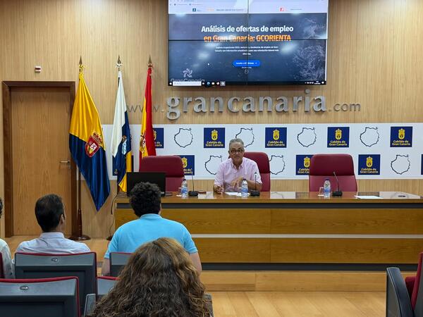 Más de 300 personas con dificultades económicas accederán a un empleo gracias a un nuevo programa en Gran Canaria El consejero Juan Díaz durante la rueda de prensa