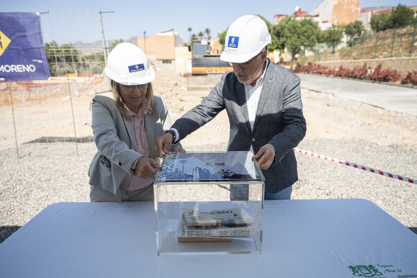 Ingenio inicia la construcción de su nueva Biblioteca Pública con una inversión de 4,6 millones de euros Antonio Morales y Vanesa Martín durante el acto de presentación