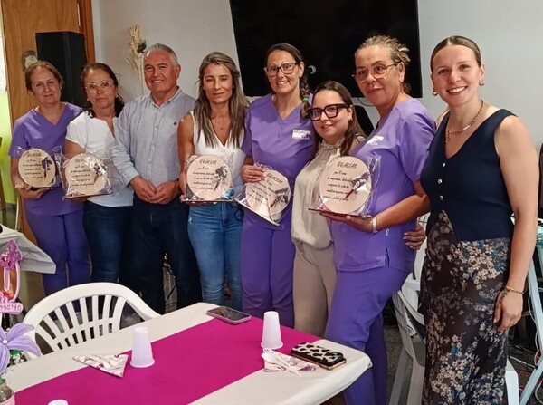 La Residencia de Mayores de La Aldea celebra 20 años de cuidados y reconoce la trayectoria de diez trabajadoras Alcalde y concejala junto a las trabajadoras