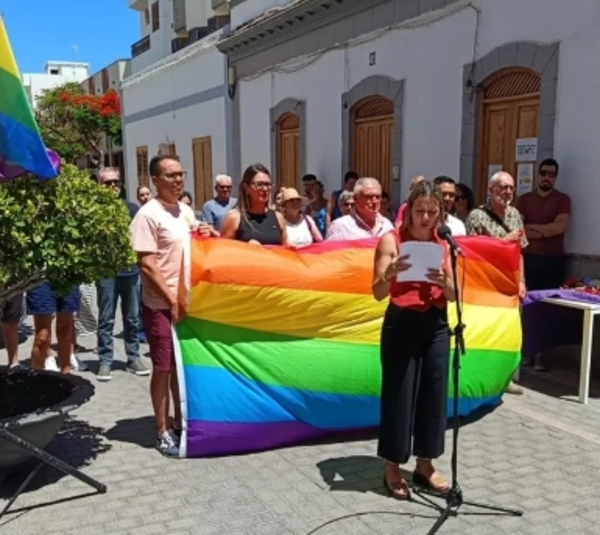 La Aldea de San Nicolás reivindica la memoria y la diversidad en una jornada por el Orgullo La concejala Jennifer Sosa durante la lectura del manifiesto