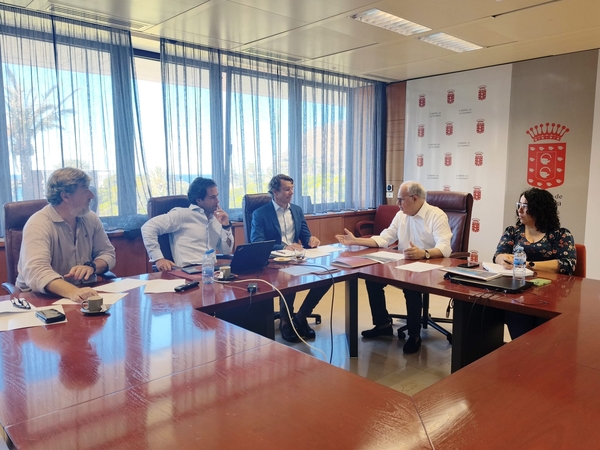 La Gomera impulsa 141 viviendas protegidas con una inversión de 28,3 millones de euros El presidente del Cabildo de La Gomera, Casimiro Curbelo, junto a la consejera insular de Obras Públicas, Cristina Ventura, y representantes de VISOCAN