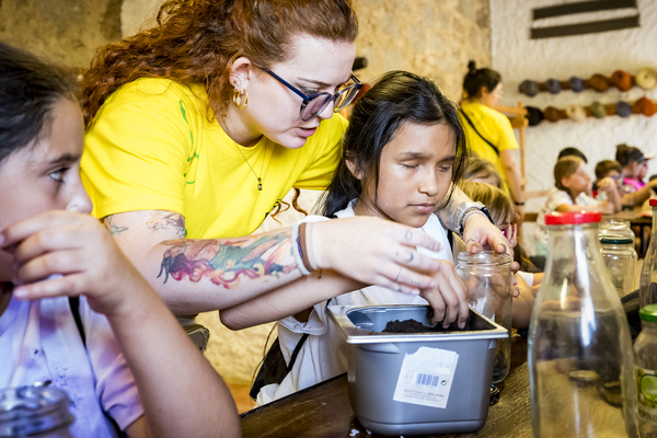25 niños y jóvenes aprenden que la arquitectura también puede derribar barreras Niños y jóvenes participan en el campamento inclusivo de la ONCE realizando actividades sobre arquitectura accesible