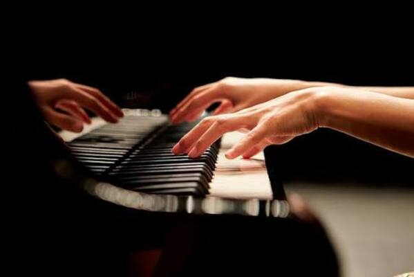 Santa Brígida abre el plazo para optar a una plaza de profesor de piano Manos tocando un piano