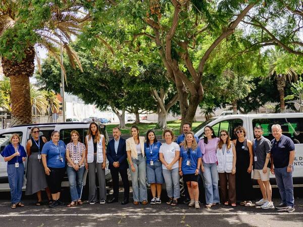 Las personas sin hogar con adicciones contarán con un nuevo recurso de atención sociosanitaria en Santa Cruz de Tenerife Unidad móvil del Proyecto Puentes de Salud atendiendo a personas sin hogar con adicciones en Santa Cruz de Tenerife