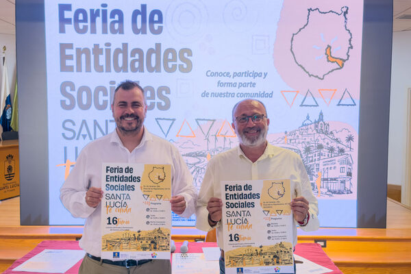 Santa Lucía celebra la I Feria de Entidades Sociales para acercar el trabajo comunitario a la ciudadanía De izquierda a derecha, el concejal Saúl Goyes, y el alcalde, Francisco García