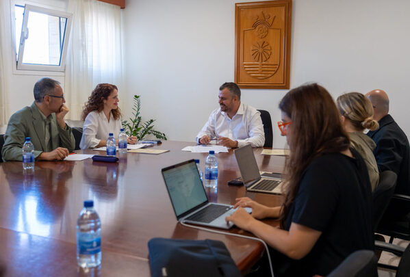 Santa Lucía pondrá en marcha un programa piloto de interculturalidad para mejorar la atención a una población cada vez más diversa Momento de la reunión