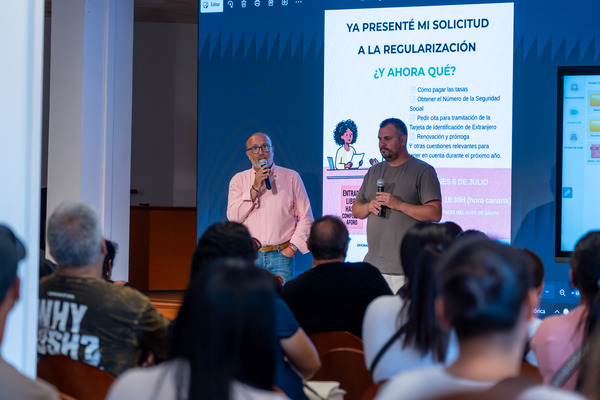 Cerca de 200 personas inician en Santa Lucía el proceso de regularización extraordinaria con apoyo municipal El alcalde, Francisco García, y el concejal Saúl Goyes durante la presentación
