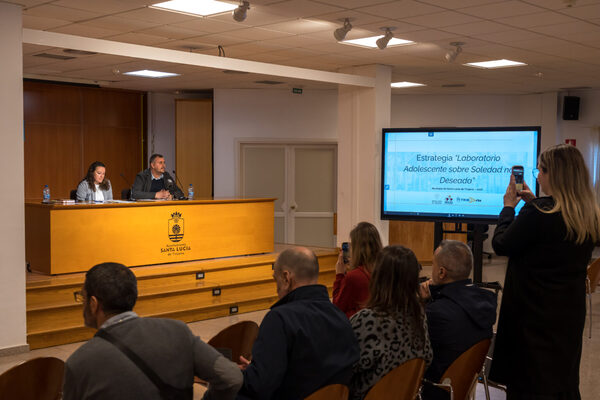 Santa Lucía impulsará el primer laboratorio sobre soledad no deseada en adolescentes de Canarias Momento de la presentación