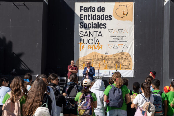 Más de veinte entidades sociales acercan su labor a la ciudadanía en la I Feria ‘Santa Lucía Te Cuida’ Momento de la presentación