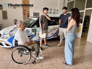Cuando la ingenierÃa se pone al servicio de la inclusión: asà forman Sin Barreras Driving y la ULPGC a los profesionales del futuro 1 Domingo, Fabio, Daniel y Ana hablando en la sede del club