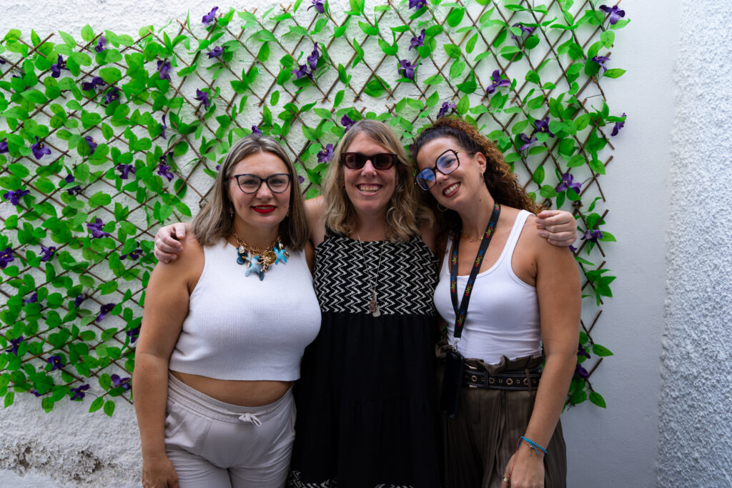 La asistencia personal, un recurso fundamental de la Asociación ADEPSI Yurena Santiago, Amaya Marquina y Yurena Morales. La asistencia personal como clave