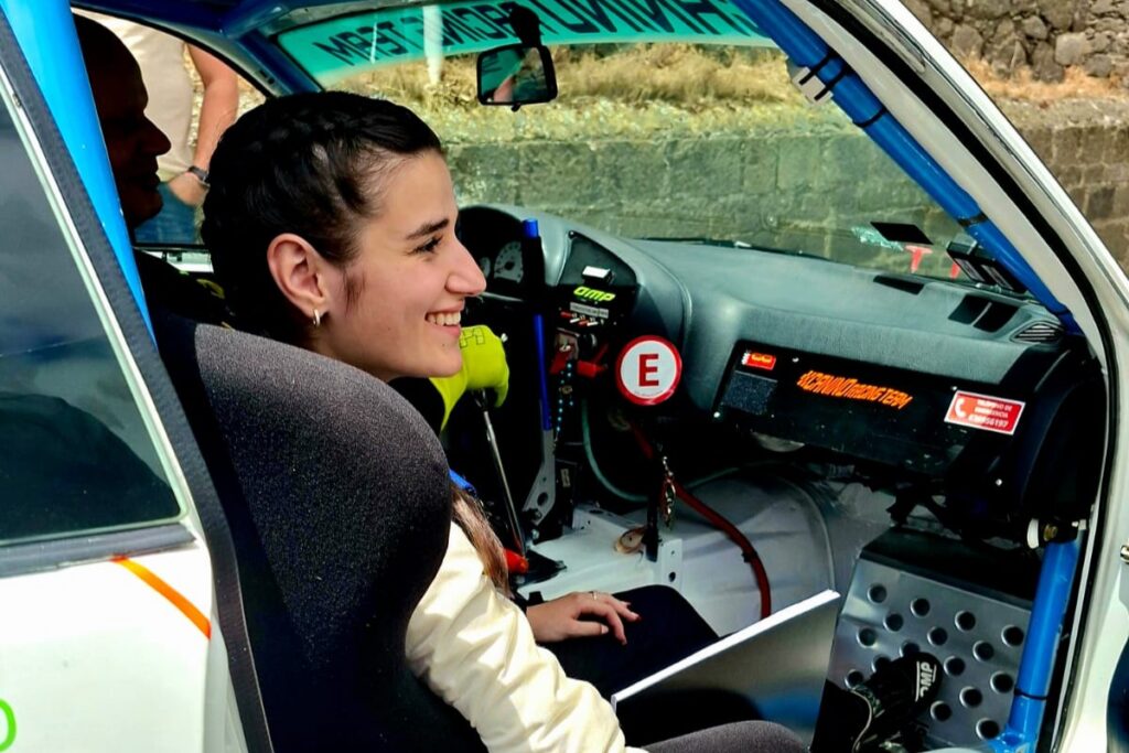 Shaila Santana, copiloto del Club Deportivo Sin Barreras Driving Shaila Santana, copiloto del Club Deportivo Sin Barreras Driving