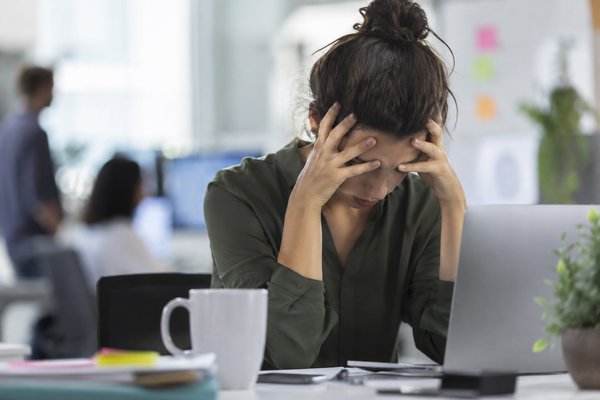 La OMS alerta sobre la salud mental en el trabajo: 12.000 millones de jornadas se pierden cada año Salud mental en el trabajo: trabajadora afectada por estrés en su puesto laboral
