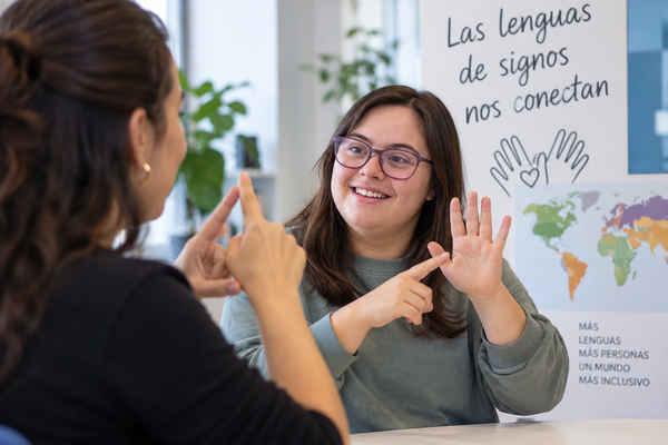 Más de 70 millones de personas sordas utilizan más de 300 lenguas de signos en el mundo Día Internacional de las Lenguas de Signos: personas comunicándose mediante lengua de signos