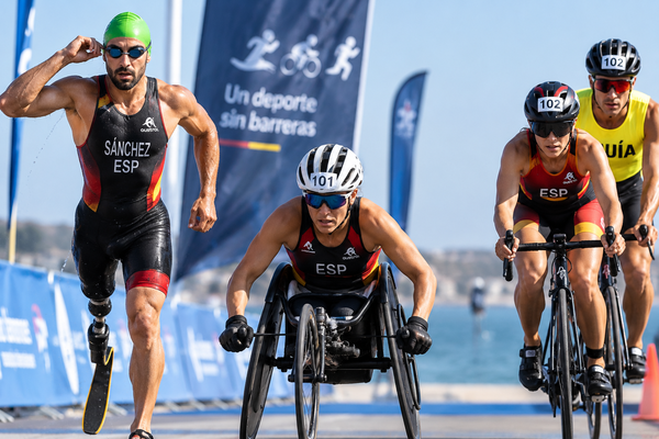 El triatlón español refuerza la protección de los deportistas frente a la discriminación por discapacidad Personas con discapacidad en el triatlón durante una competición