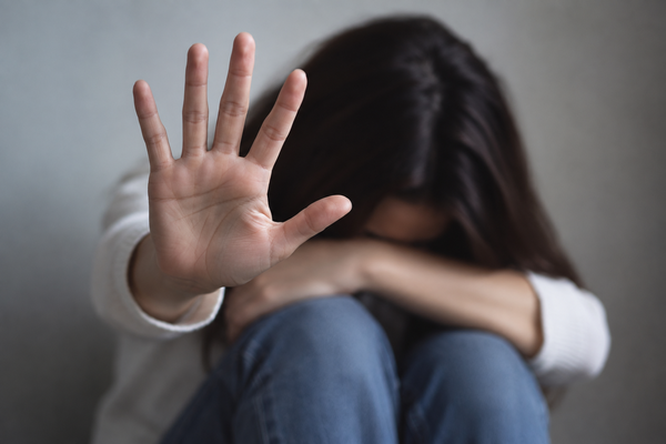 263 millones de mujeres y niñas han sufrido violencia sexual: la OMS alerta de que los datos podrían ocultar una realidad aún mayor Violencia sexual contra las mujeres y niñas: mujer mostrando su mano en señal de rechazo