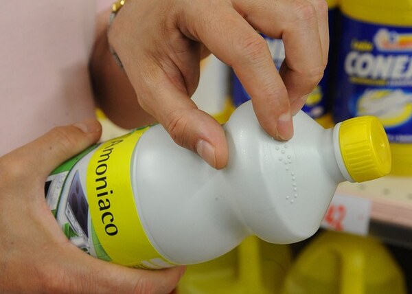 España prepara un nuevo etiquetado accesible para productos de consumo: así cambiarán las compras de las personas con discapacidad visual Etiquetado accesible para personas con discapacidad visual