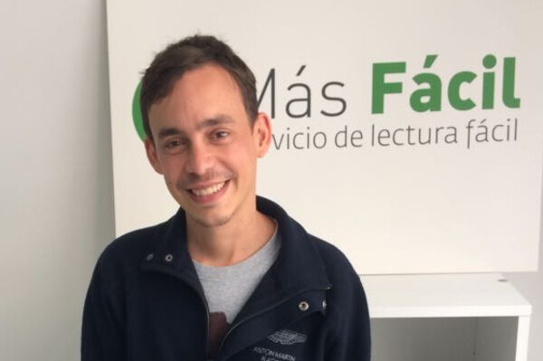 Pablo Buhigas: “Me gusta ayudar a las personas que tienen dificultades” Pablo Buhigas validador de Lectura Fácil de Plena inclusión Canarias