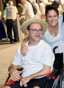 La lista de espera que está cambiando la vida de Rayco, una persona con parálisis cerebral 1 Rayco Suárez Nuez junto a su hermana Cristina durante una celebración