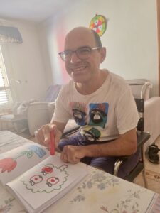 La lista de espera que está cambiando la vida de Rayco, una persona con parálisis cerebral 2 Rayco Suárez Nuez realizando una actividad antes de la lista de espera sanitaria
