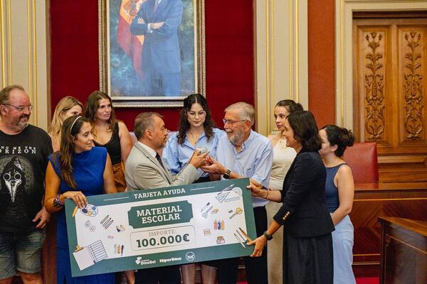 2.000 familias de Santa Cruz de Tenerife recibirán tarjetas de 50 euros para material escolar ayudas para material escolar en Santa Cruz de Tenerife