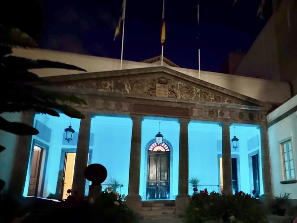 El Parlamento de Canarias se ilumina de turquesa por los derechos de las personas sordas Parlamento de Canarias por los derechos de las personas sordas