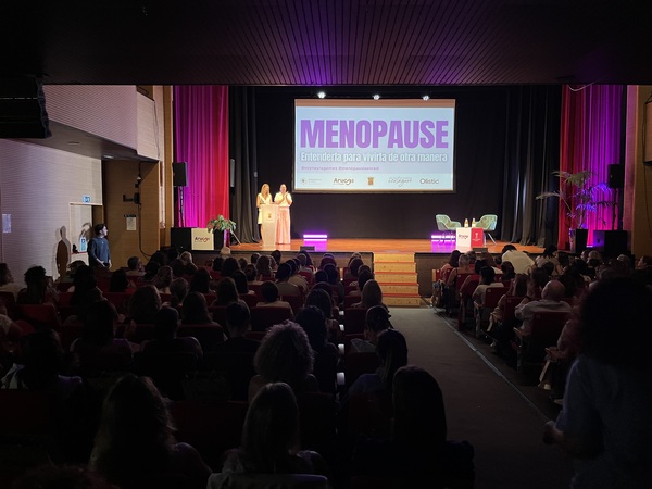 Arucas aborda la menopausia desde la salud, la igualdad y el bienestar de las mujeres ésica Guerra Almeida y Beatriz Herrera Suárez inauguran la jornada sobre menopausia en Arucas