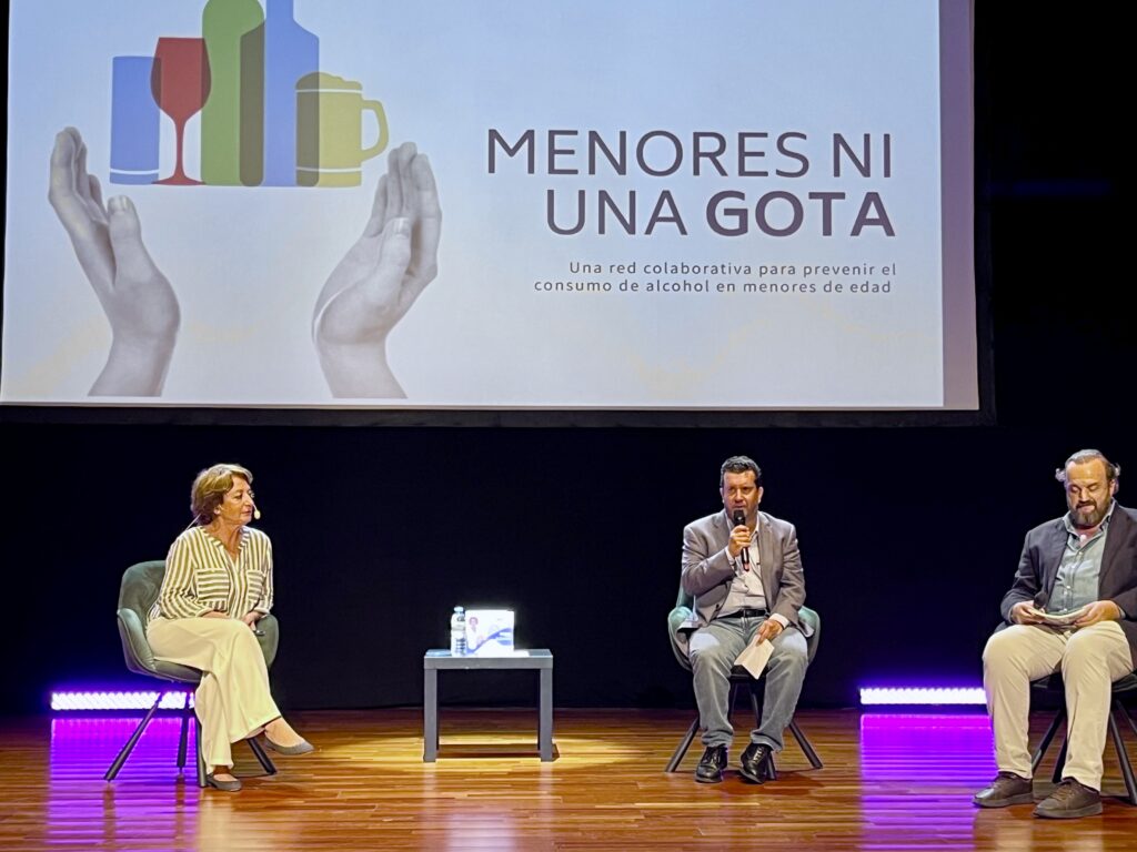 Rocío Ramos-Paul aborda en Arucas cómo prevenir el consumo de alcohol en menores y mejorar la comunicación familiar Rocío Ramos-Paul, Juan Jesús Facundo y Bosco Torremocha durante la charla sobre consumo de alcohol en menores en Arucas, celebrada en el Nuevo Teatro Viejo.
