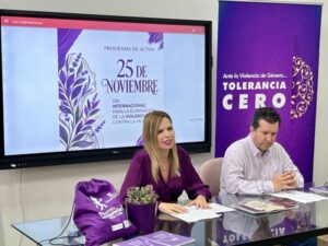 Arucas refuerza la sensibilización contra la violencia machista con un amplio programa de actividades por el 25N 2 Beatriz Herrera, concejala de Igualdad de Arucas, interviene durante la presentación del programa del 25N, acompañada del alcalde Juan Jesús Facundo.