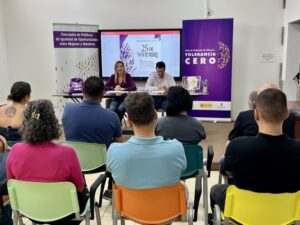 Arucas refuerza la sensibilización contra la violencia machista con un amplio programa de actividades por el 25N 1 Vista general de la presentación del programa del 25N en Arucas, con asistentes sentados frente a Beatriz Herrera y Juan Jesús Facundo.