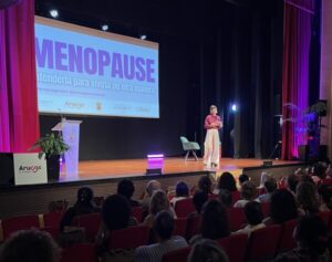 Arucas aborda la menopausia desde la salud, la igualdad y el bienestar de las mujeres 1 Nayra Gómez aborda la salud femenina en la jornada sobre menopausia en Arucas