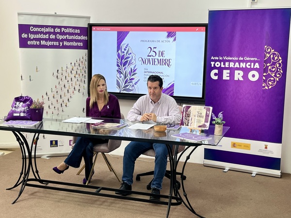 Arucas refuerza la sensibilización contra la violencia machista con un amplio programa de actividades por el 25N El alcalde Juan Jesús Facundo interviene junto a la concejala Beatriz Herrera durante la presentación del programa del 25N en Arucas.