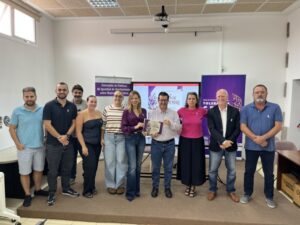 Arucas refuerza la sensibilización contra la violencia machista con un amplio programa de actividades por el 25N 3 Beatriz Herrera y Juan Jesús Facundo posan junto a otras personas participantes en la presentación del programa del 25N en Arucas.