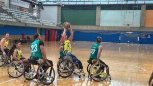 Jugador del Econy Gran Canaria realiza un lanzamiento a canasta ante la defensa del Mideba Extremadura durante un partido de baloncesto en silla de ruedas.