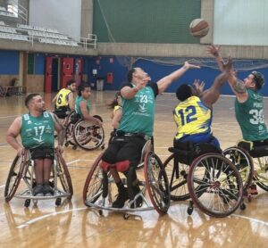 Jugadores del Econy Gran Canaria y del Mideba Extremadura disputan un balón aéreo durante un partido de la Superliga de Baloncesto en Silla de Ruedas.
