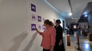 Isabel Mena, consejera de Igualdad y Diversidad del Cabildo de Gran Canaria, observa uno de los paneles del Museo Ultravioleta en el Castillo de Mata.