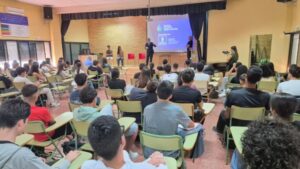 El alumnado participante en la iniciativa, atento a Augusto Hidalgo