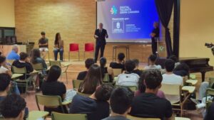 Augusto Hidalgo dirigiéndose a las personas participantes