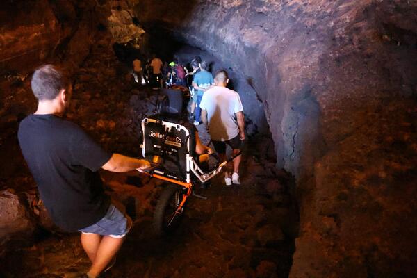 Deportistas con discapacidad disfrutan de una visita adaptada a la Cueva de los Verdes en Lanzarote Participantes del Club Deportivo UNINSU y La Vida Sigue en Positivo durante una visita adaptada a la Cueva de los Verdes de Lanzarote con sillas Joëlette.
