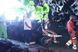 Deportistas con discapacidad disfrutan de una visita adaptada a la Cueva de los Verdes en Lanzarote 1 Persona en una silla Joëlette durante la visita adaptada a la Cueva de los Verdes, acompañada por voluntarios que facilitan el recorrido por el interior de la cueva.